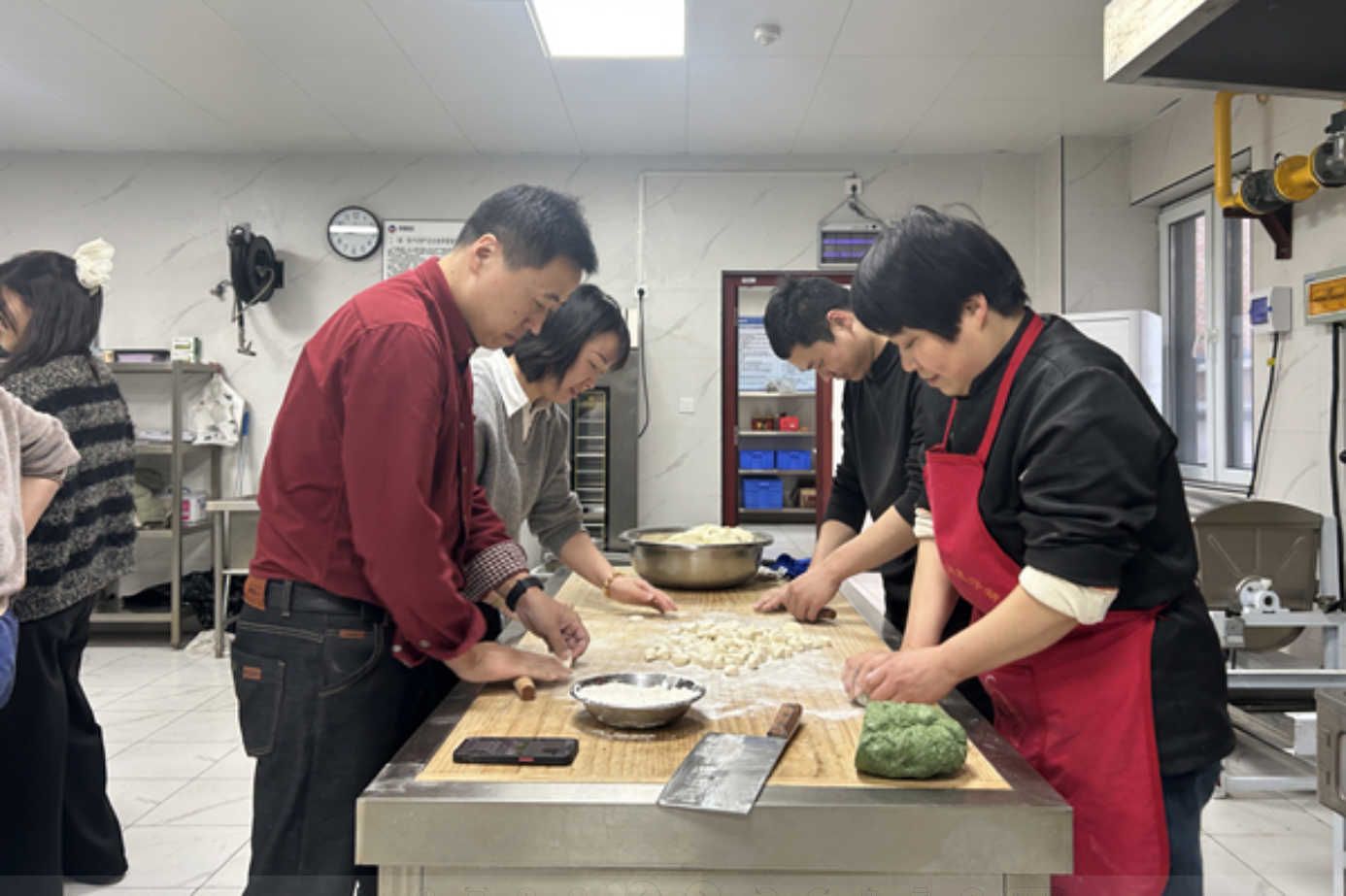 冬至把爱包起来——富平海螺环保公司组织开展包饺子活动